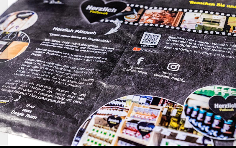 Bedruckte Flyer mit Fotografien und QR-Codes