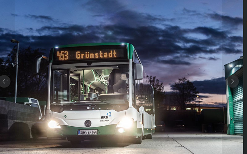 Werbefotografie eines beleuchteten Linienbusses in der Abenddämmerung
